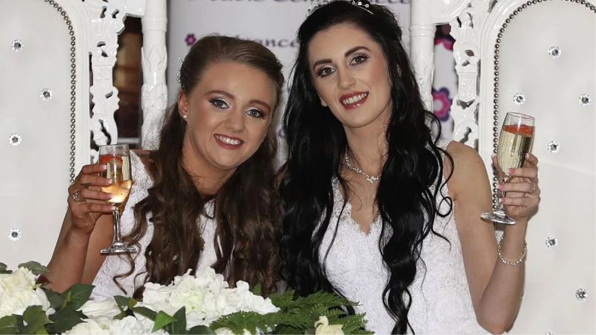 Kuzey İrlanda\'da ilk resmi eş cinsel evlilik iki kadın arasında yapıldı