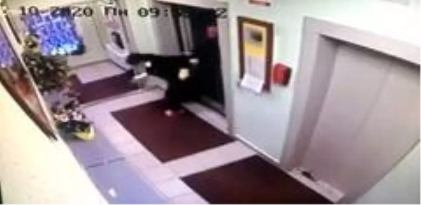 Otel müşterisi, temizlikçi kadını asansörden dışarı fırlattı