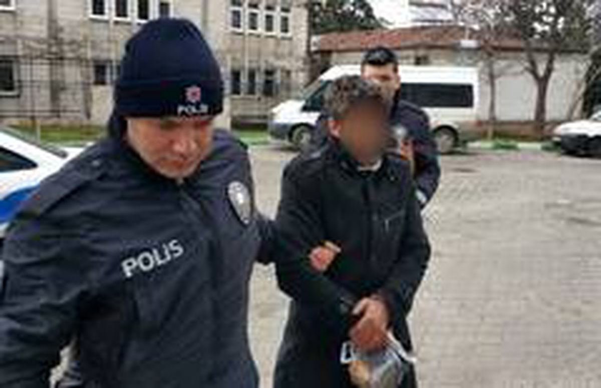 Park halindeki aracın lastiklerini kesip camını kırdı