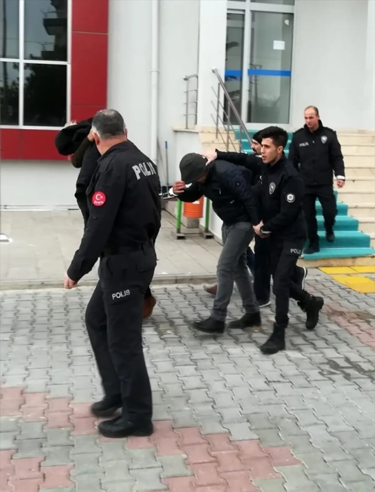 Polisten kaçarken uyuşturucu paketlerini yola attılar