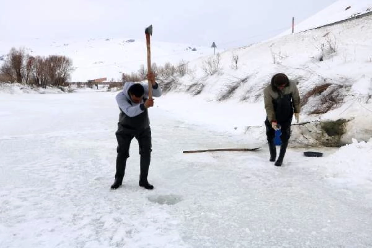 Yüksekova\'da buz tutan derede, Eskimo usulu balık avı