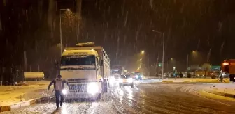 Afyonkarahisar-Antalya kara yolunda trafik akışı güçlükle sağlanıyor