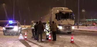 Afyonkarahisar-Antalya kara yolunda trafik akışı güçlükle sağlanıyor