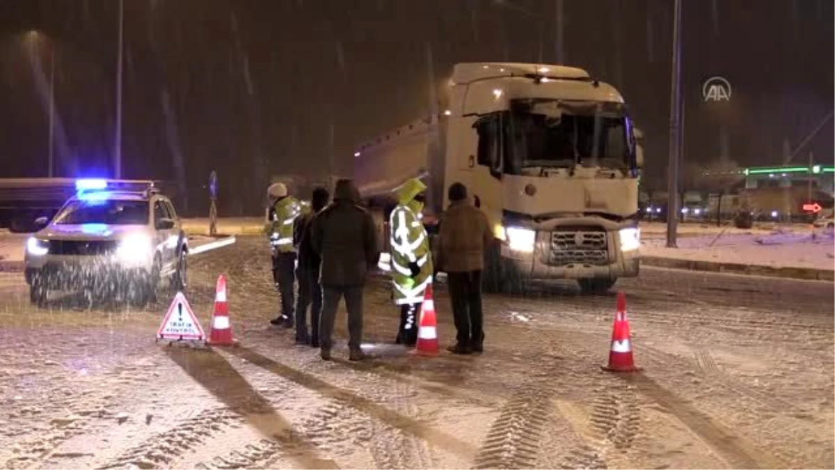 Afyonkarahisar-Antalya kara yolunda trafik akışı güçlükle sağlanıyor