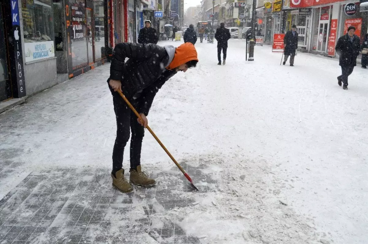 Ağrı\'da kar yağışı hayatı olumsuz etkiliyor