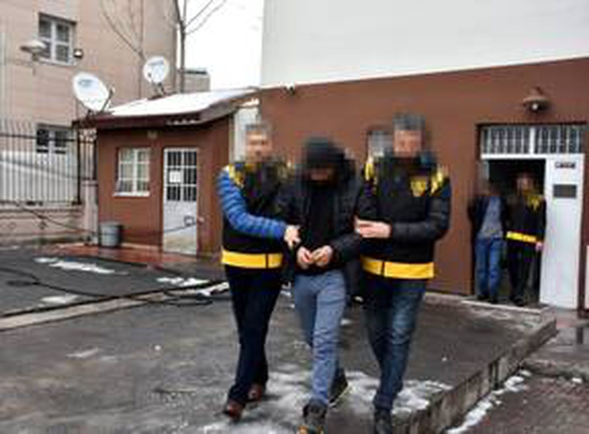 Aksaray\'da darp ve zorla senet imzalatma iddiasıyla yakalanan 3 zanlı tutuklandı