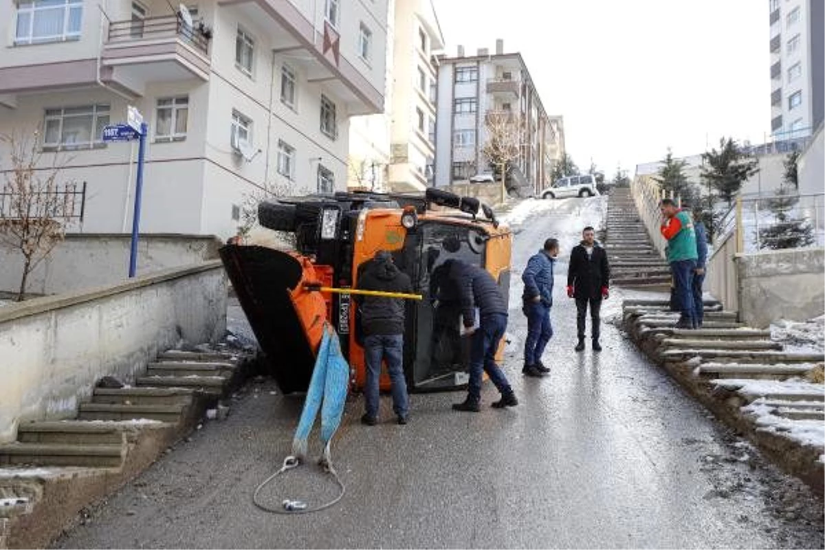 Ankara\'da kar küreme ve tuzlama aracı devrildi: 1 yaralı