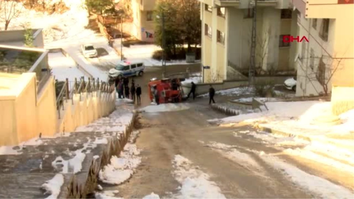 Ankara\'da kar küreme ve tuzlama aracı devrildi 1 yaralı