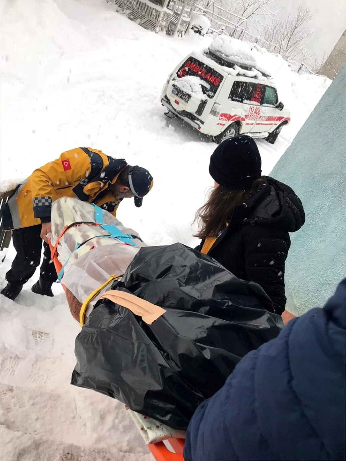 Artvin\'de yolu kardan kapalı köyünde fenalaşan çocuk, Gürcistan üzerinden hastaneye kaldırıldı