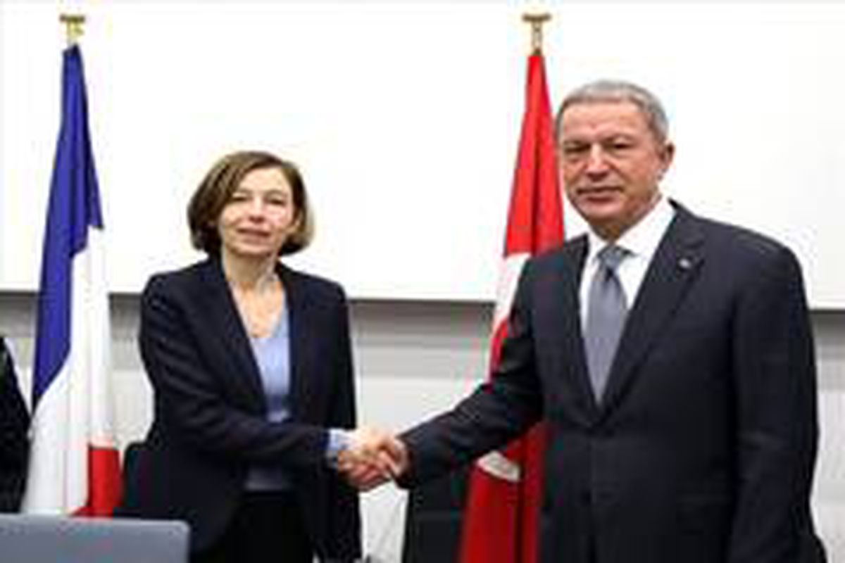 Bakan Akar, Fransız mevkidaşı Parly ile bir araya geldi