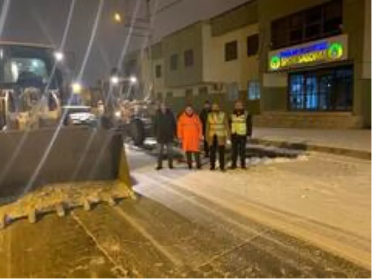 Başkan Beyoğlu kar temizleme çalışmalarında