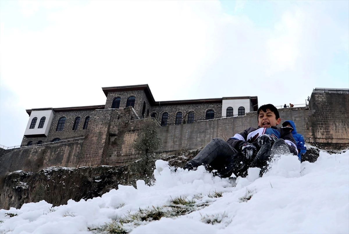 Diyarbakırlı çocuklar karda poşetle kaymanın sevincini yaşadı