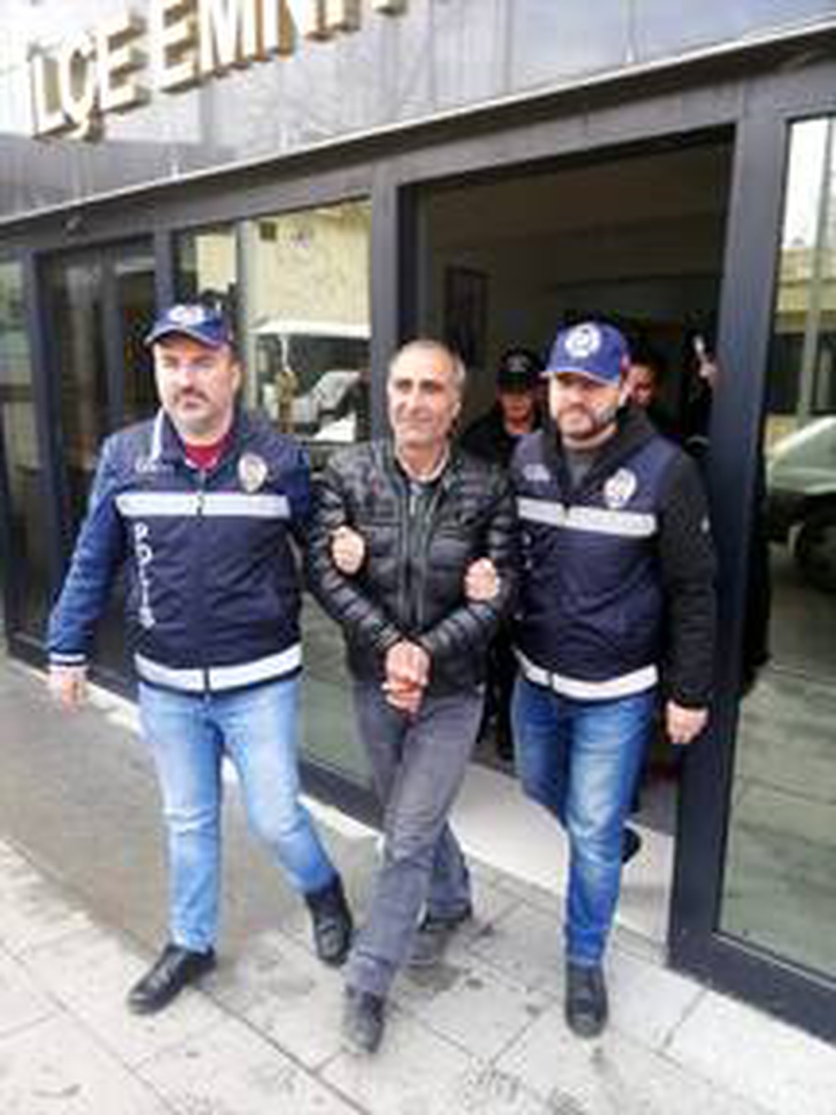 Düzensiz göçmenlerin barınmasına imkan sağladığı ileri sürülen 3 şüpheli serbest bırakıldı