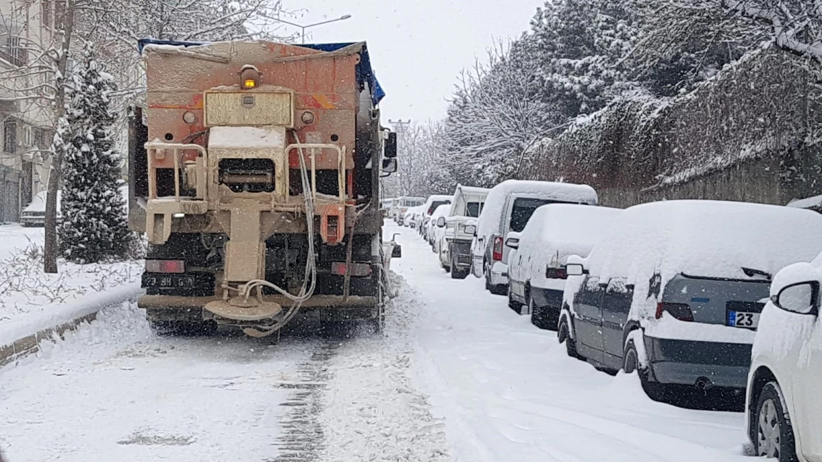 Elazığ Belediyesi ekiplerinin karla mücadelesi gece boyu devam etti