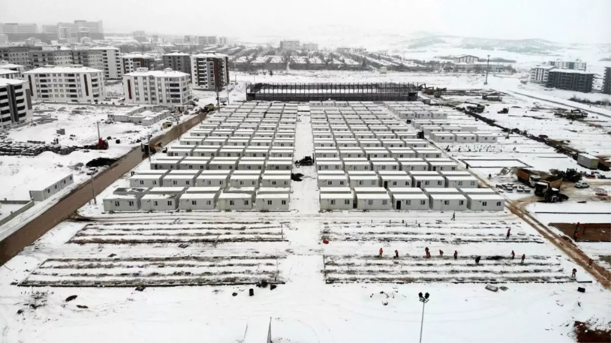 Elazığ\'da kar altında konteyner kent kurulumu aralıksız devam ediyor