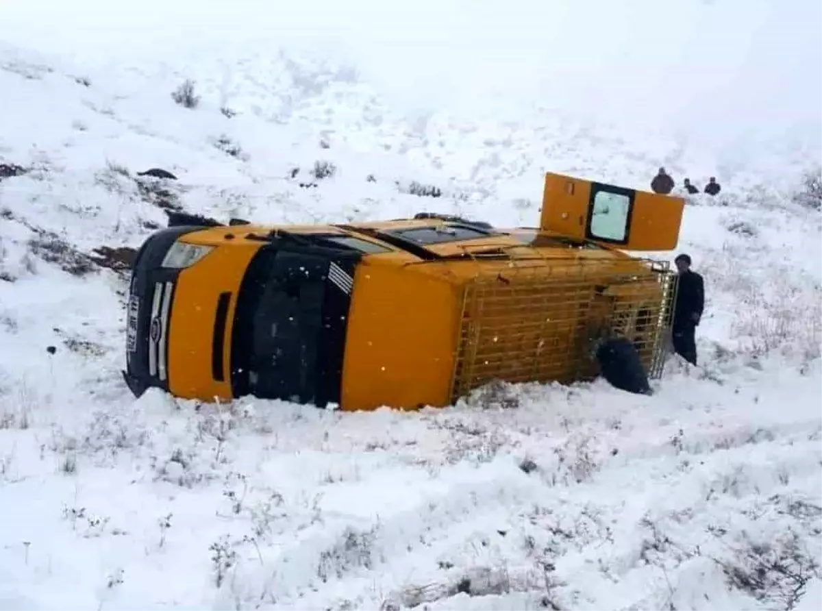 Elazığ\'da minibüs devrildi: 8 yaralı