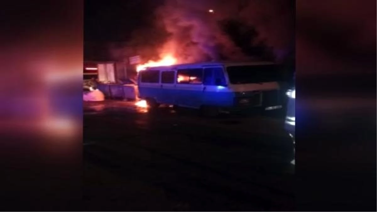 Esenler\'de yarım saat arayla park halindeki iki minibüs yandı