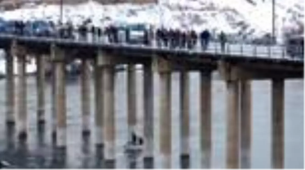 Fırat Nehri\'nde batan teknedeki kişi için arama çalışması başlatıldı