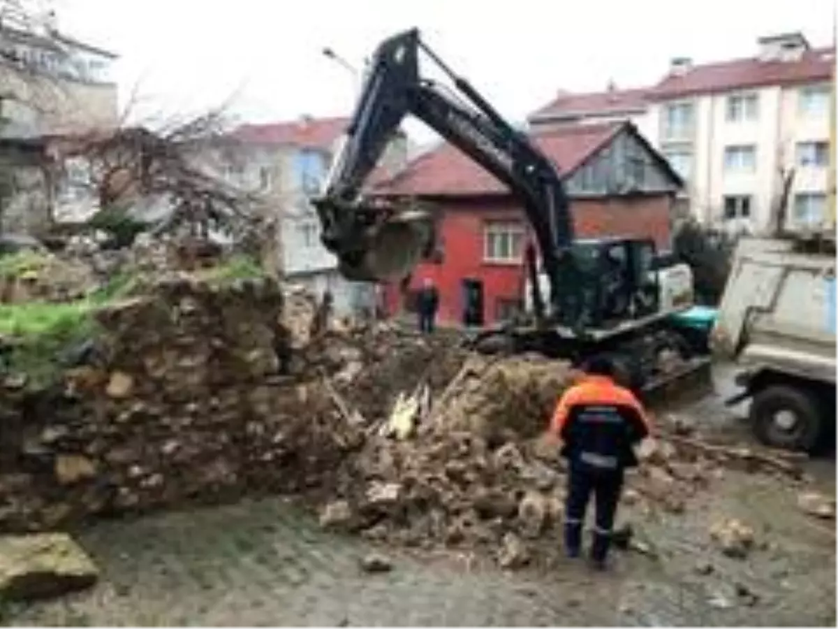 Gemlik Belediyesi\'nden metrûk bina temizliği