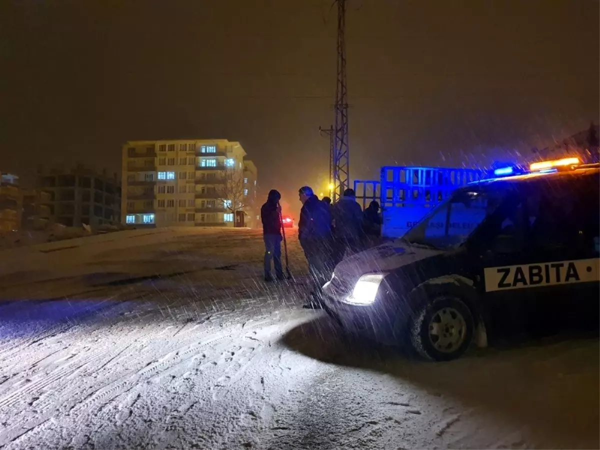 Gölbaşı Belediye yollarda tuzlama çalışması yaptı