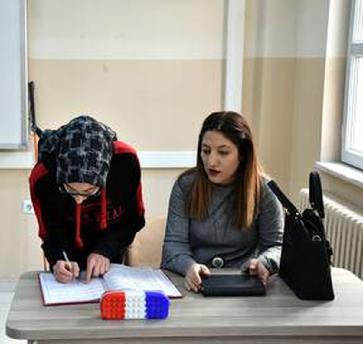 Görme engelli Nefise öğretmen öğrencilerinin dünyasını aydınlatıyor