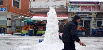 Hem dükkanlarının önünü temizlediler hem de kardan adam yaptılar