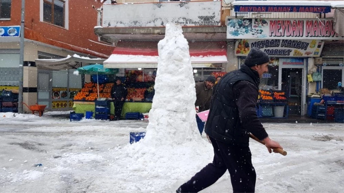 Hem dükkanlarının önünü temizlediler hem de kardan adam yaptılar