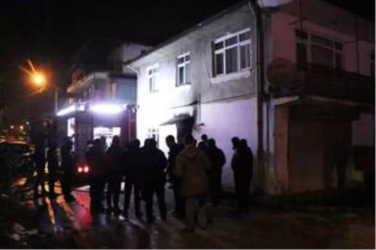 İtfaiye ekipleri yanan evden yavru kediyi kurtardı