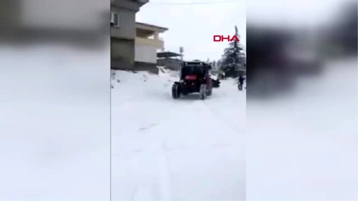 Kahramanmaraş çocukları traktörün arkasına bağladığı lastik botla kaydırdı