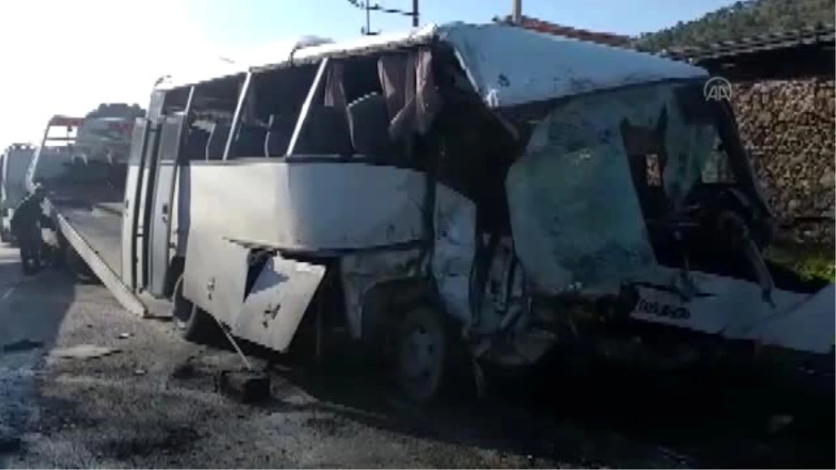 Kamyonla servis minibüsünün çarpışması sonucu 4 kişi öldü