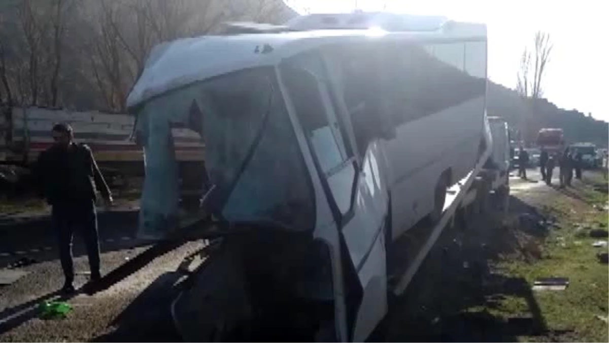 Kamyonla servis minibüsünün çarpışması sonucu 4 kişi öldü (2)