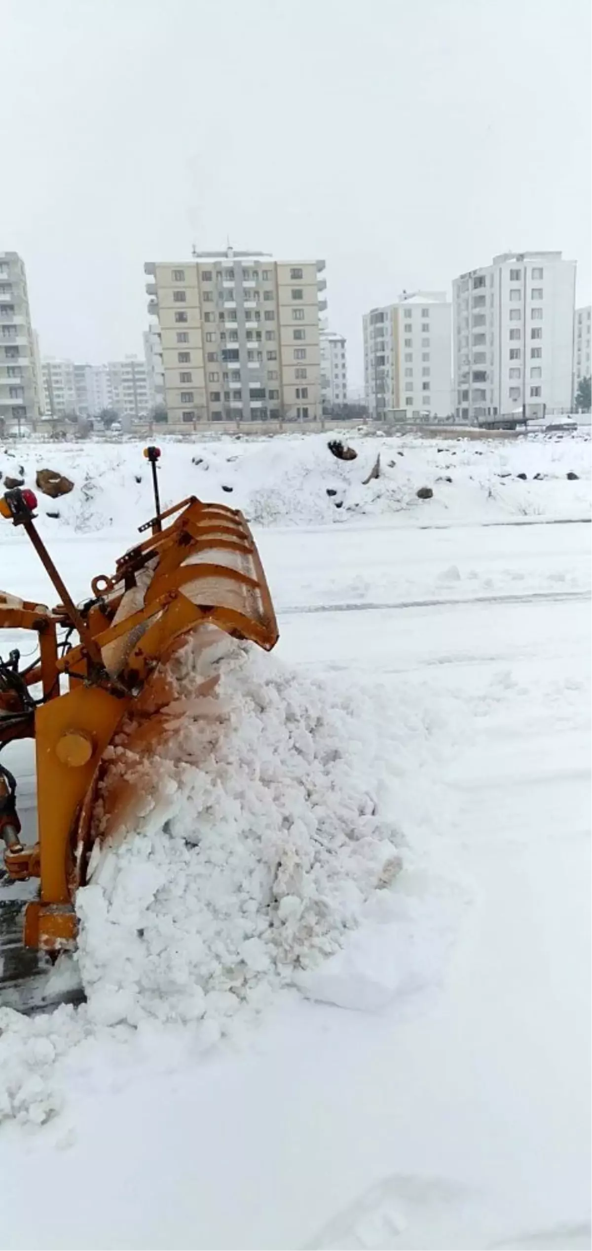 Kar nedeni ile kapanan yollar körüklü makinelerle açılıyor