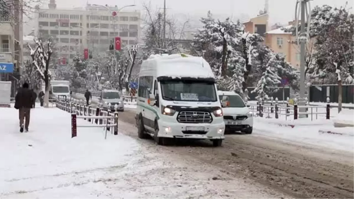 Kar yağışı ulaşımı aksattı