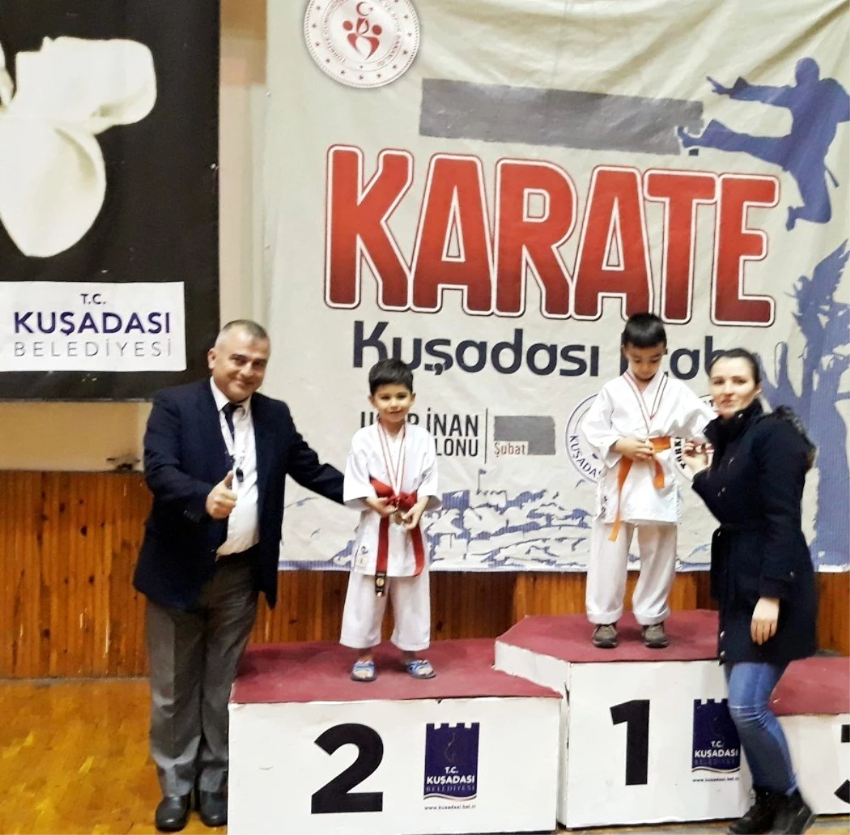 Karateci kardeşler madalyaları topladı