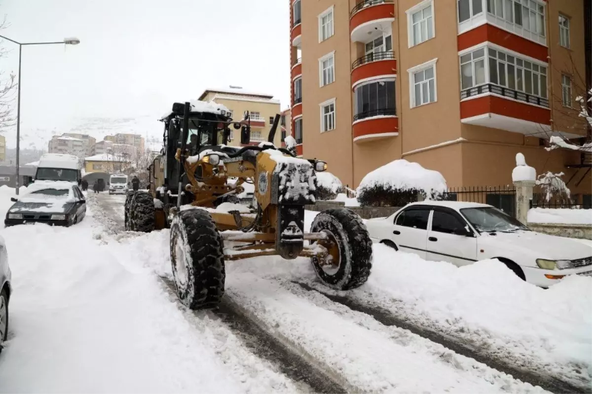 Karda mahsur kalan vatandaşlara kumanya dağıtıldı