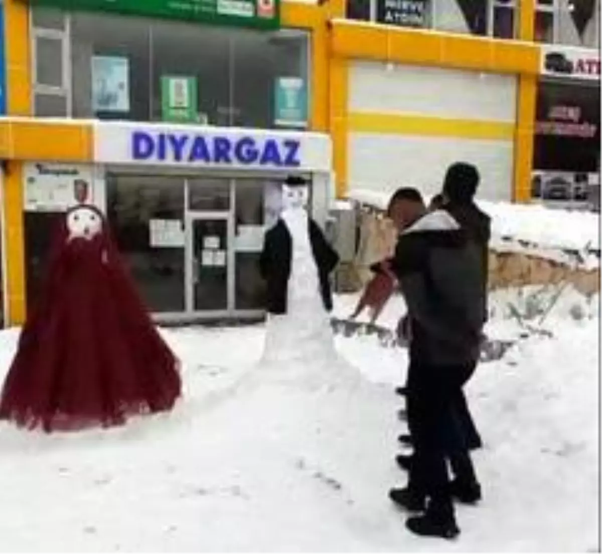 Kardan gelin ve damat yapıp halay çektiler