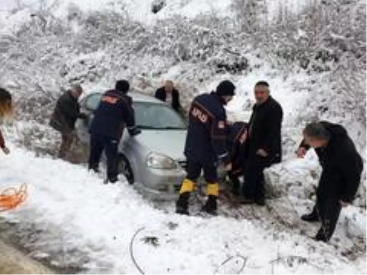 Kayganlaşan yoldan şarampole sürüklenen aracı AFAD ekipleri kurtardı