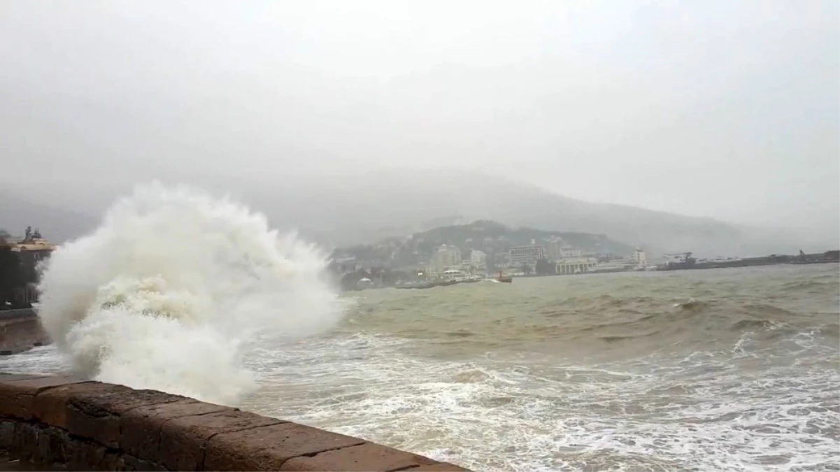 Kırım\'daki fırtınada Karadeniz kıyısındaki tekneler battı