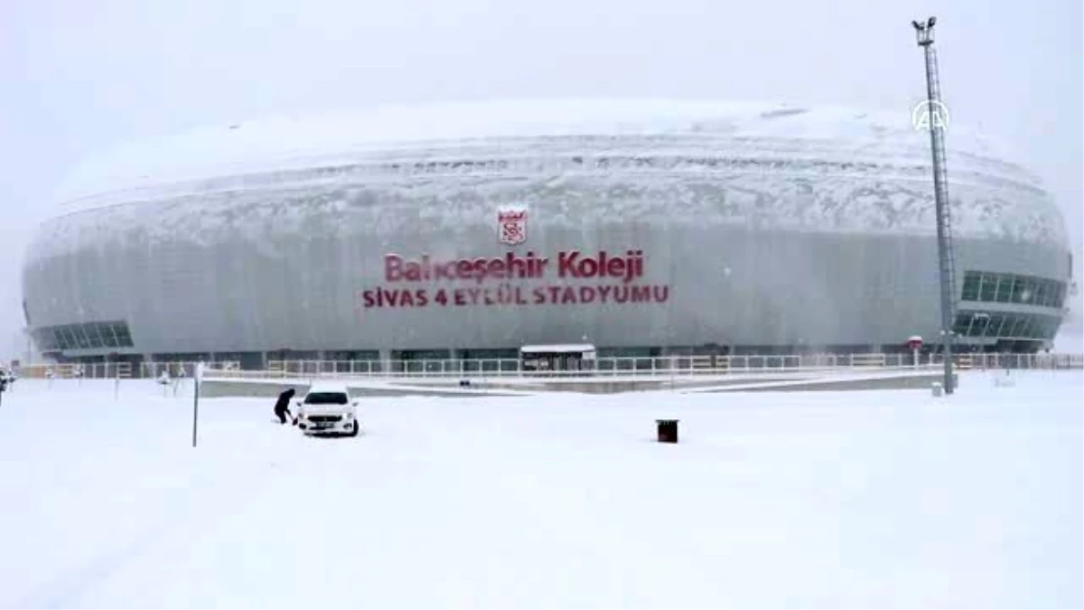 Kupa maçının oynanacağı Yeni 4 Eylül Stadı\'nın zemini karla kaplandı