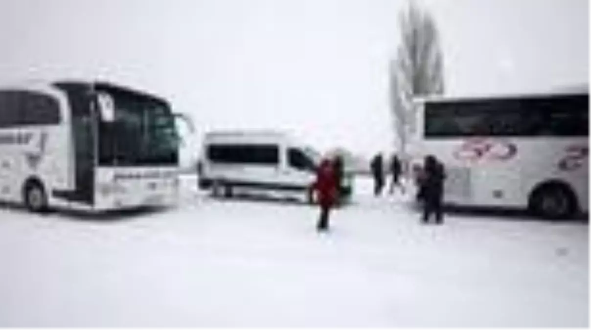 Malatya-Kayseri kara yolu yoğun kar nedeniyle ulaşıma kapandı