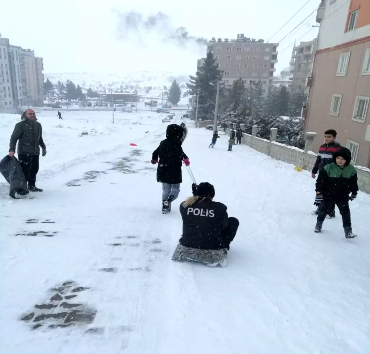 Midyat polisi, çocukların eğlencesine ortak oldu