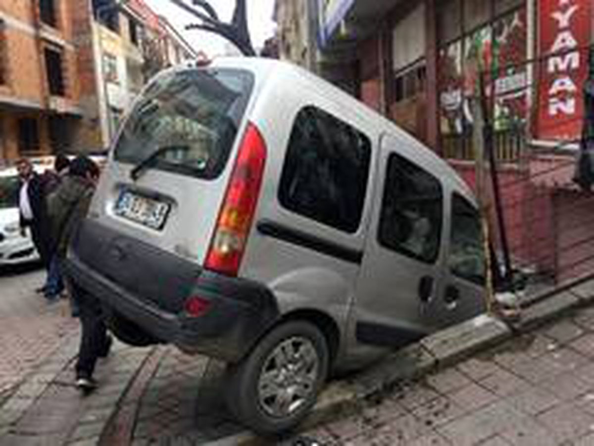 (Özel) Ehliyetsiz sürücü kaldırımda duran çocuğa çarptı