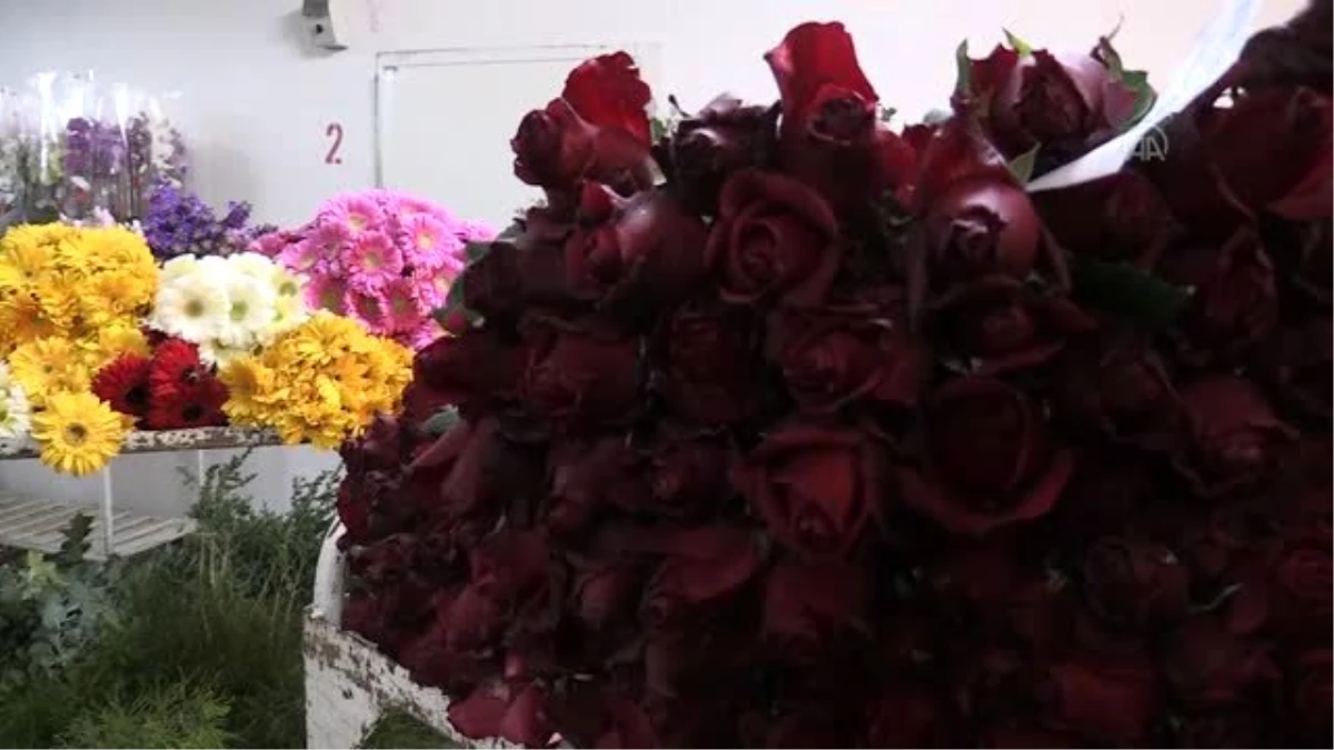"Sevgililer Günü" öncesi çiçek mezatlarında yoğunluk