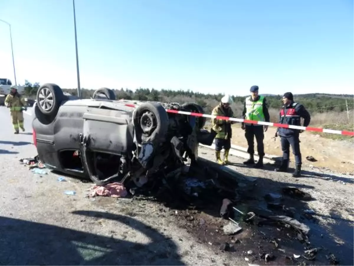 Şile yolunda otomobil seyir halindeki iş makinesine çarptı: 1 ölü 2 yaralı (1)