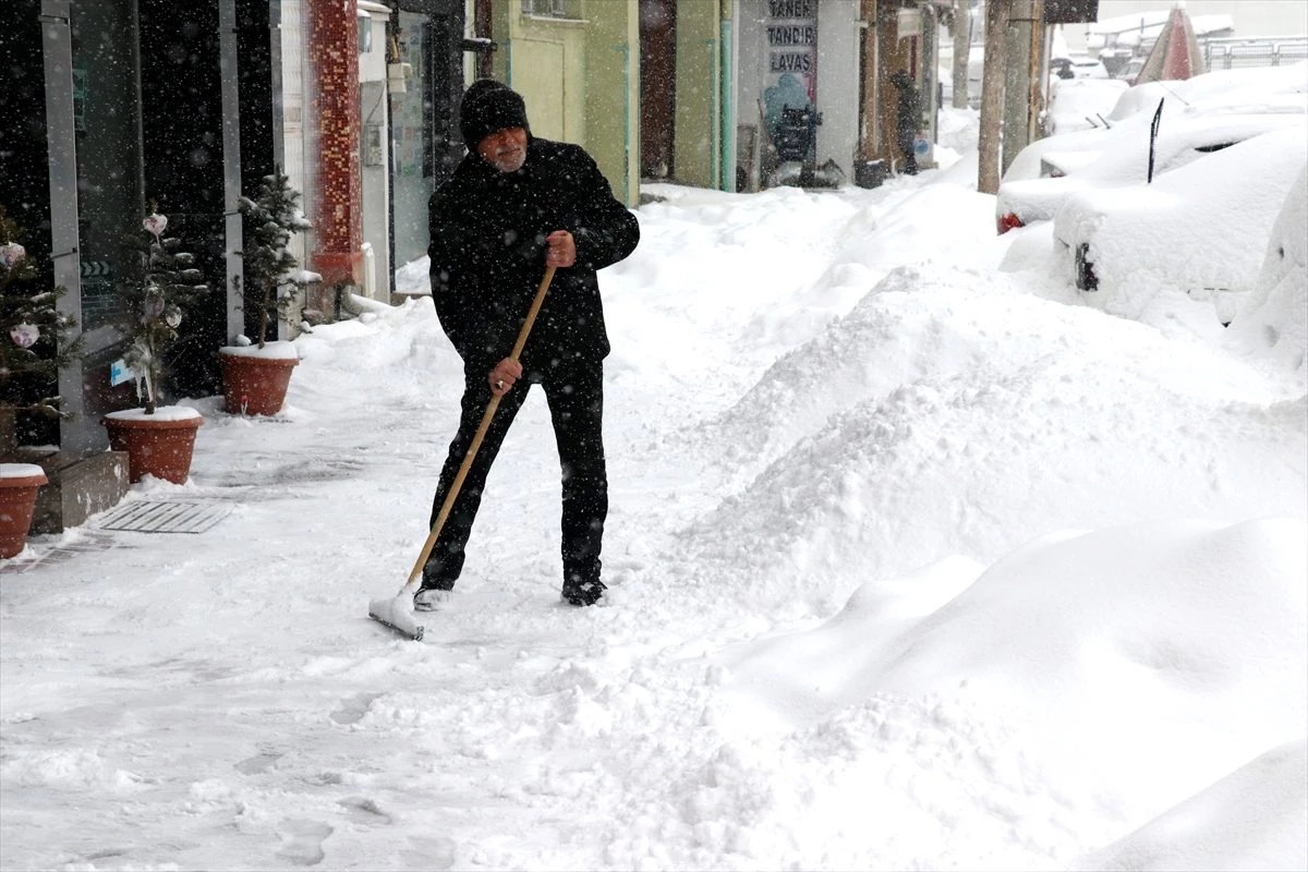 Sivas\'ta yoğun kar yağışı etkili oluyor