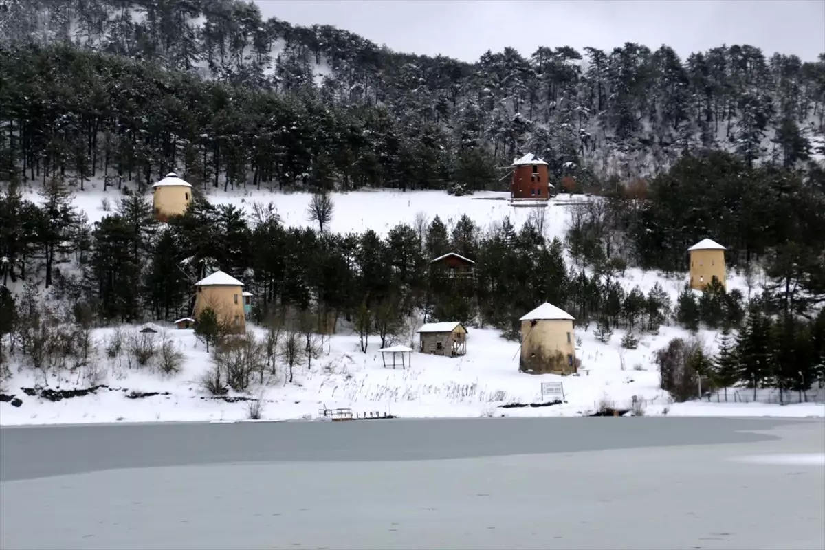 Sünnet ve Çubuk Gölü buz tuttu