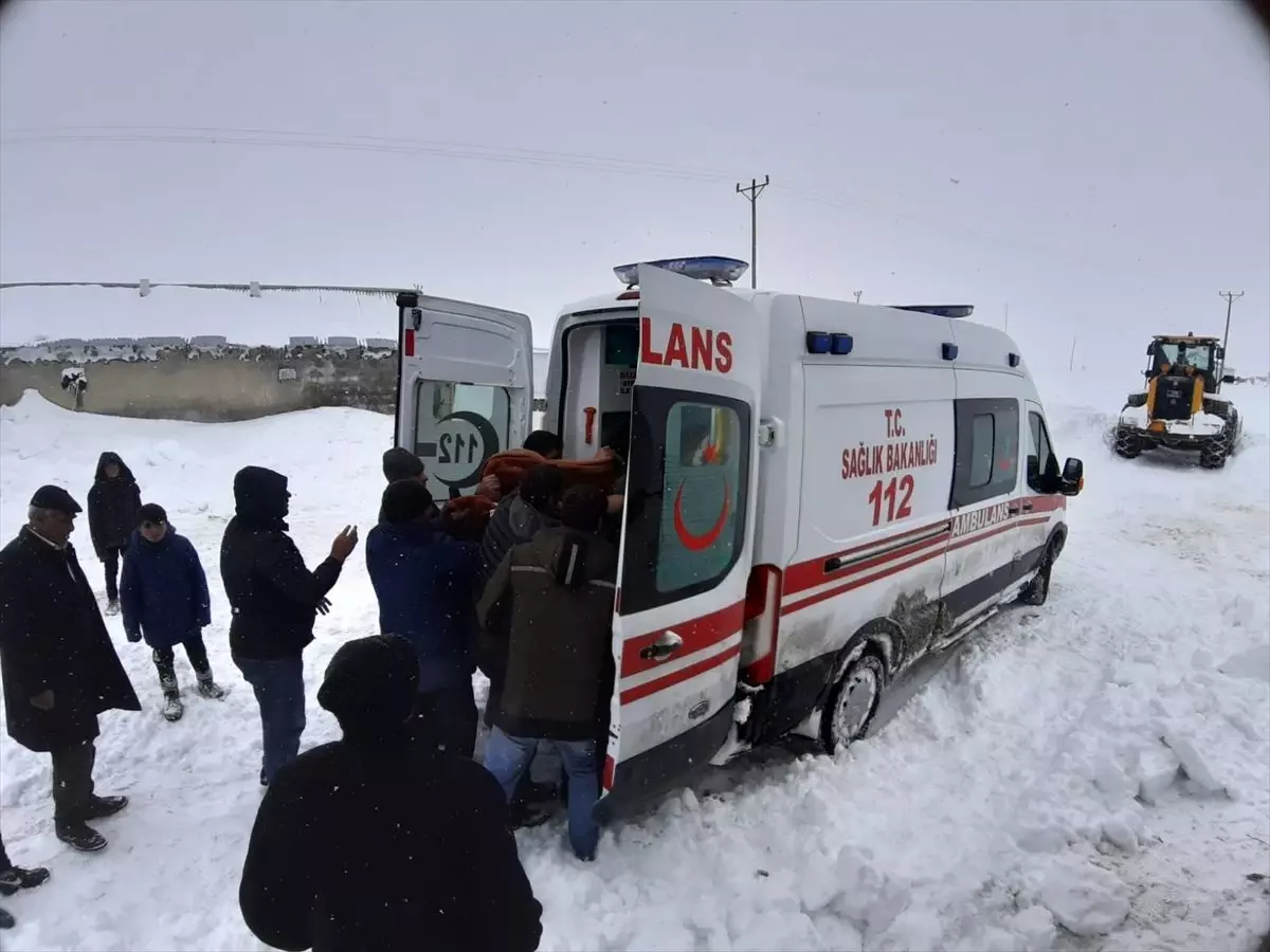 Van\'da kar nedeniyle mahsur kalan vatandaşlar hastaneye ulaştırıldı