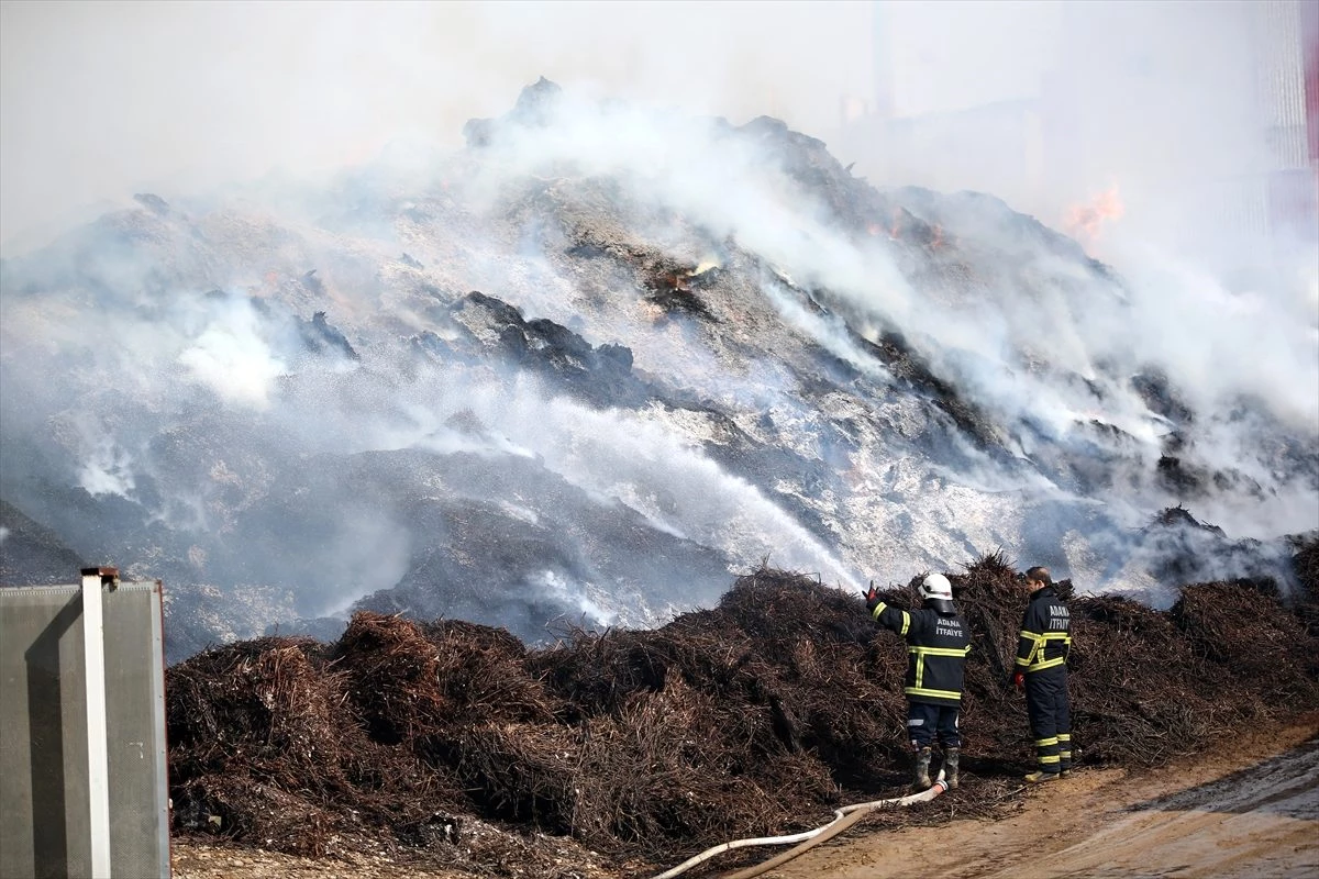 Adana\'da pamuk yağı fabrikasındaki yangını söndürme çalışmaları devam ediyor