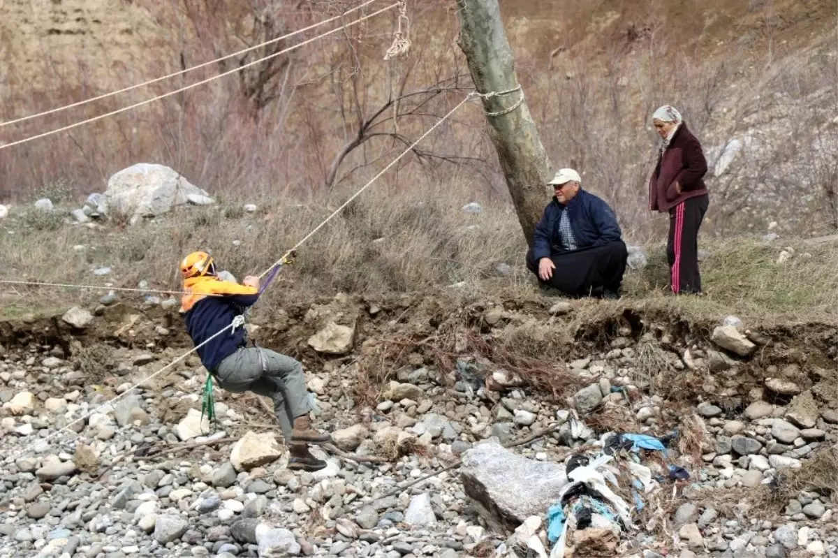 AFAD hastayı ipli teleferikle çay üzerinden geçirdi