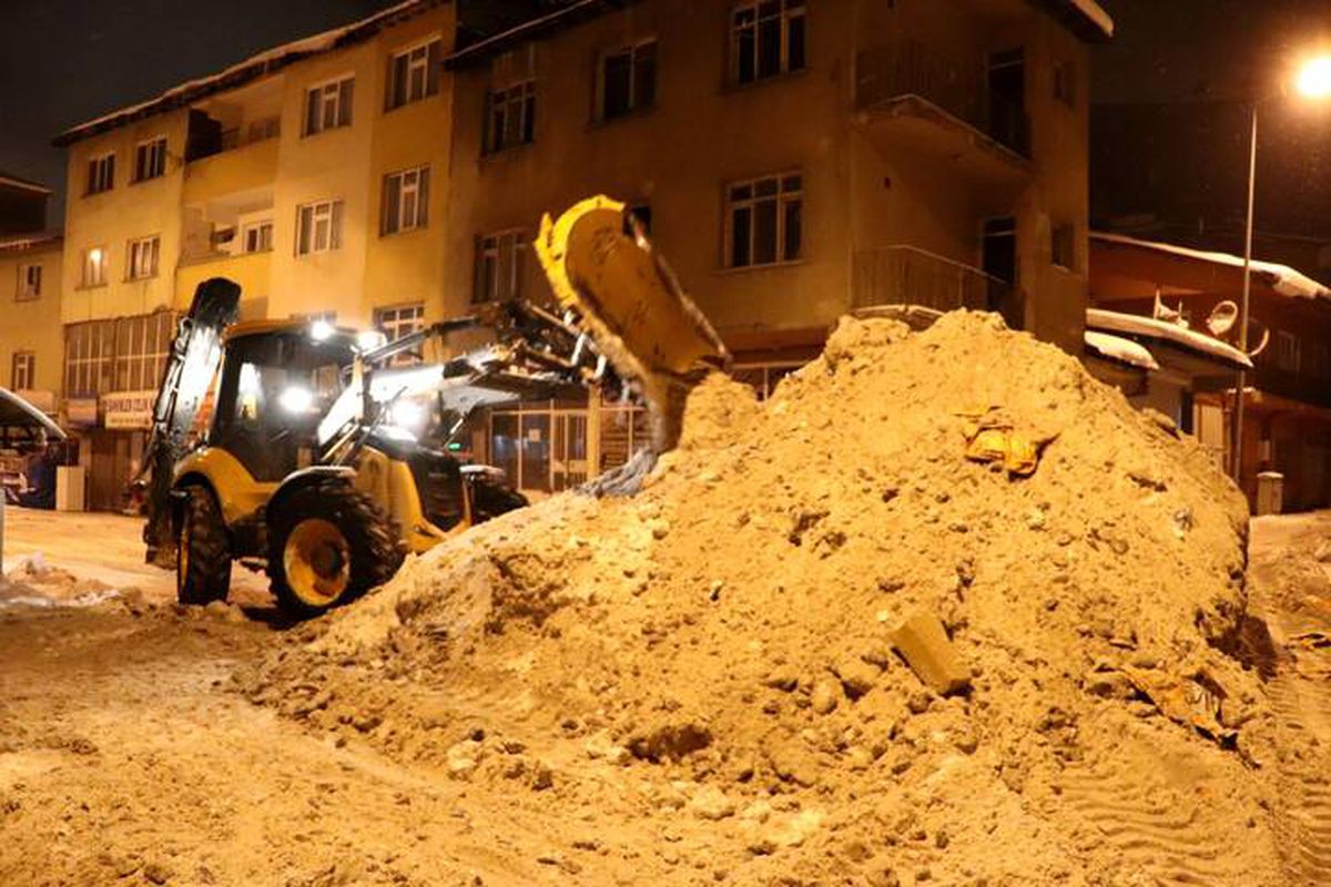 Ağrı Belediyesi karla mücadele çalışmalarına devam ediyor